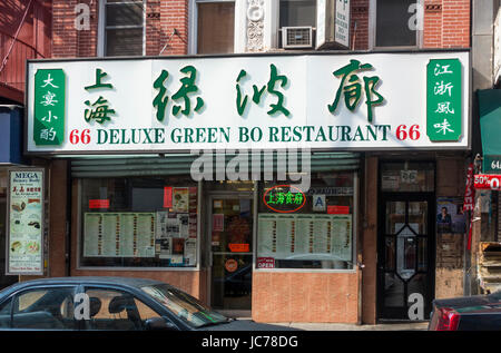 The Deluxe Green Bo Restaurant, a popular eating place in Chinatown, New York City Stock Photo