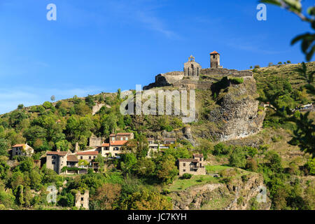 France, Haute-Loire (43), Saint-Ilpize, le village dominé par le château et sa chapelle // France, Haute Loire, Saint Ilpize Stock Photo