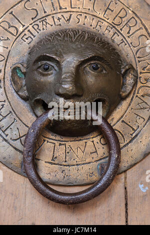 France, Haute-Loire (43), Brioude, la Basilique Saint-Julien de Brioude, heurtoir à tête de singe de la porte sud // France, Haute Loire, Brioude, Bas Stock Photo