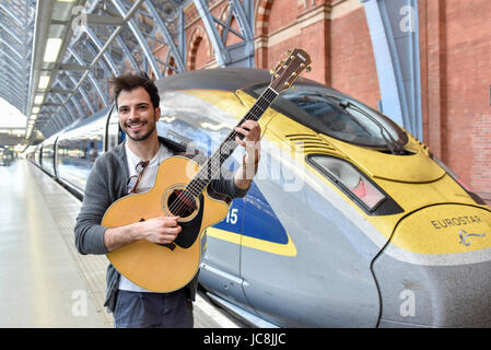 London, UK. 14th June, 2017. Luca Fiore, winner of the Eurostar prize at last year's Gigs event, a competition supported by the Mayor of London, sets off from St Pancras on a whirlwind busking tour of Paris. He will showcase London's internationally renowned busking talent across some of the French capital's most iconic locations. Credit: Stephen Chung/Alamy Live News Stock Photo