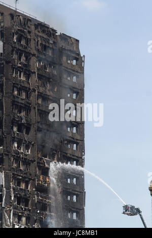 London, UK. 14th June, 2017. Fire crews attempt to put out the huge fire at the Grenfell Tower a high rise residential building in Latimer Road West London which was engulfed by flames Credit: amer ghazzal/Alamy Live News Stock Photo