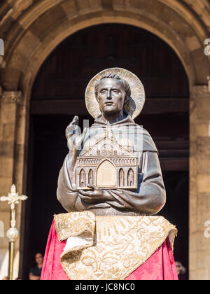 Lisbon, Portugal. 13th June, 2017. Figure on Saint Anthony in fron of Se de Lisboa Cathedral during celebreations of Saint Anthony in June 2017. Credit: Magdalena Paluchowska/Alamy Live News Stock Photo