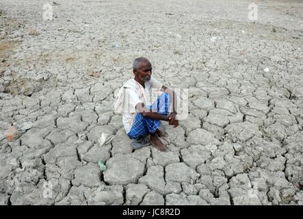Allahabad, Uttar Pradesh, India. 14th June, 2017. A farmer sit at parshed bed of a pond during summer in Allahabad Credit: Prabhat Kumar Verma/ZUMA Wire/Alamy Live News Stock Photo