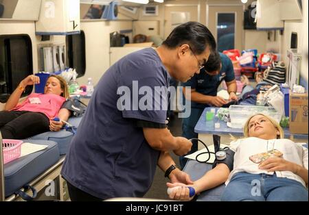 Los Angeles, USA. 14th June, 2017. People donate blood on the World Blood Donor Day in Los Angeles, the United States, June 14, 2017. Credit: Zhao Hanrong/Xinhua/Alamy Live News Stock Photo