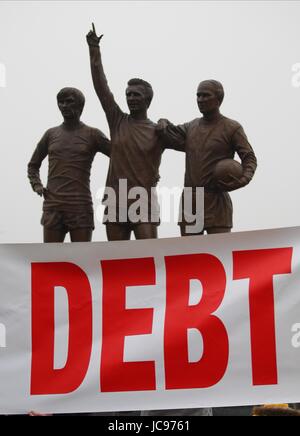 DEBT SIGN OUTSIDE BEST LAW & C MANCHESTER UNITED V HULL CITY OLD TRAFFORD MANCHESTER ENGLAND 23 January 2010 Stock Photo