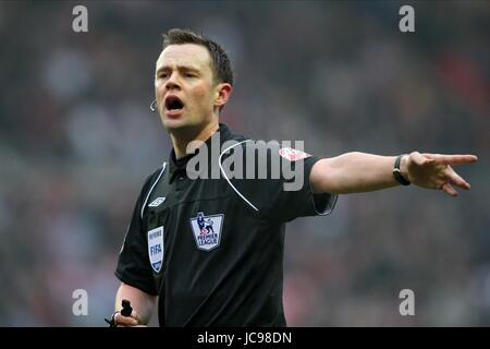 STUART ATTWELL PREMIERSHIP REFEREE STADIUM OF LIGHT SUNDERLAND ENGLAND 06 February 2010 Stock Photo