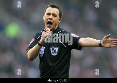 STUART ATTWELL PREMIERSHIP REFEREE STADIUM OF LIGHT SUNDERLAND ENGLAND 06 February 2010 Stock Photo