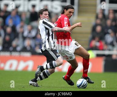 D GUTHRIE & ANDERSON DE SILVA NEWCASTLE UTD V BARNSLEY FC ST.JAMES PARK NEWCASTLE ENGLAND 06 March 2010 Stock Photo