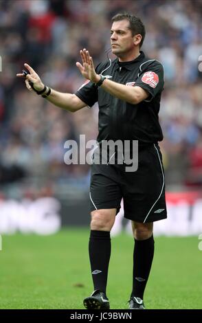 PHIL DOWD PREMIERSHIP REFEREE WEMBLEY STADIUM LONDON ENGLAND 28 February 2010 Stock Photo