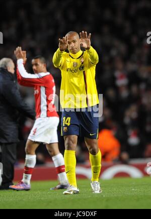 THIERRY HENRY THANKS THE CROWD FC BARCELONA EMIRATES STADIUM LONDON ENGLAND 31 March 2010 Stock Photo