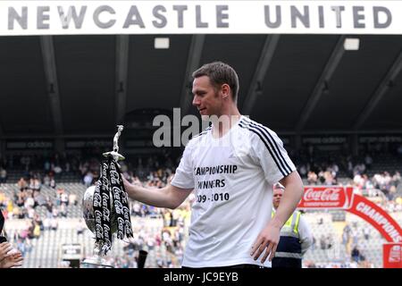 KEVIN NOLAN WITH TROPHY NEWCASTLE V IPSWICH ST JAMES PARK NEWCASTLE ENGLAND 24 April 2010 Stock Photo