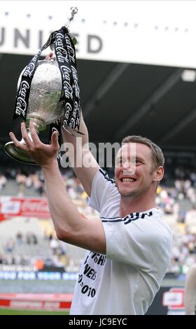 KEVIN NOLAN WITH TROPHY NEWCASTLE V IPSWICH ST JAMES PARK NEWCASTLE ENGLAND 24 April 2010 Stock Photo