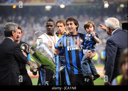 DIEGO MILITO & SON WITH TROPHY BAYERN MUNICH V INT BAYERN MUNICH V INTER MILAN SANTIAGO BERNABEU MADRID SPAIN 22 May 2010 Stock Photo