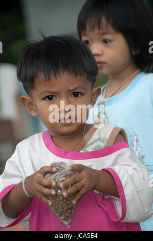 Bangkok, Thailand, 27-Oktober-2007: Two street children holding on to a plastic bag of food in Bangkok. Stock Photo