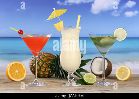 Cocktails und Drinks wie Pina Colada und Martini am Strand und Meer