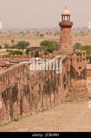 Derelict caravanserai at the ancient abandoned Mughal city of Fatehpur Sikri in Uttar Pradesh, India. 16th Century AD. Stock Photo