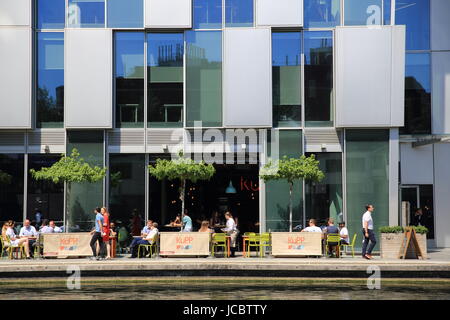 Lunchtime at canalside KuPP restaurant on Paddington Basin, in west London, UK Stock Photo