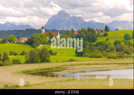 Panorama Landschaft in Bayern mit Ort Seeg im Allgäu und Berg Säuling bei Füssen Stock Photo