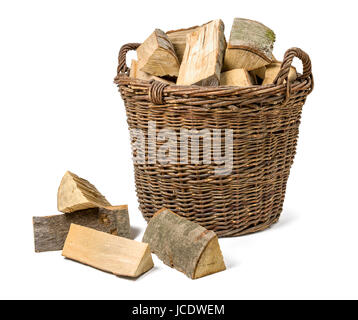 Weidenkorb gefüllt mit Feuerholz Stock Photo