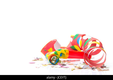 Luftschlangen und Konfetti als Partydekoration für Silvester und Feiern mit weißem Hintergrund Stock Photo