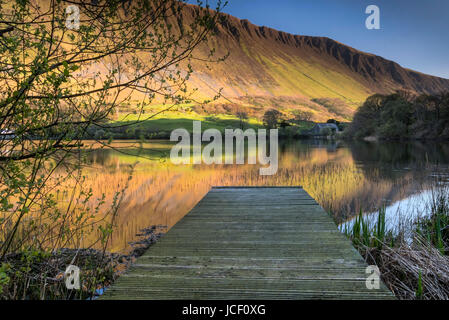 Tal y llyn Lake backed by the imposing cliffs of Graig Goch, Snowdonia National park, Gwynedd, North Wales Stock Photo