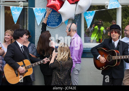 Caversham, UK. 15th June, 2017. Actor, singer and songwriter Kate Robbins unveils a blue plaque on BBC Music Day at the Fox and Hounds pub to commemorate John Lennon and Paul McCartney playing their only gig there as ‘The Nerk Twins’ on 23rd April 1960. They are said to have hitchhiked down from Liverpool to play at the pub and also worked behind the bar there. Kate Robbins is Paul McCartney’s second cousin and grew up in the pub. Credit: Mark Kerrison/Alamy Live News Stock Photo