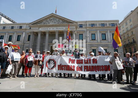 Madrid, Spain. 15th June, 2017. Franco regime victims demonstrate in front of Spanish Parliament, in Madrid, on Thursday 15, June 2017. Credit: Gtres Información más Comuniación on line, S.L./Alamy Live News Stock Photo