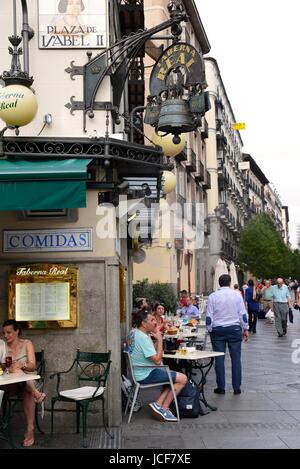 Madrid, Spain. 15th June, 2017. Fans spray water on clients on the terrace. Opera's square. Part of Spain is experiencing a heatwave with temperatures up to 42C degrees. Credit: M.Ramirez/Alamy Live News Stock Photo