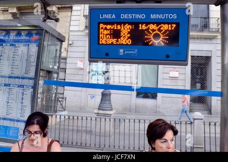 Madrid, Spain. 15th June, 2017. Weather forecast at the bus stop. Part of Spain is experiencing a heatwave with temperatures up to 42C degrees. Credit: M.Ramirez/Alamy Live News Stock Photo