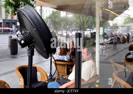 Madrid, Spain. 15th June, 2017. Fans spray water on clients on the terrace. Part of Spain is experiencing a heatwave with temperatures up to 42C degrees. Credit: M.Ramirez/Alamy Live News Stock Photo