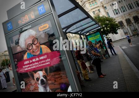 Madrid, Spain. 15th June, 2017. The thermometer marks 39C degrees at the bus stop,  at 9.13 p.m. (UTC/GMT +2). Part of Spain is experiencing a heatwave with temperatures up to 42C degrees. Credit: M.Ramirez/Alamy Live News Stock Photo