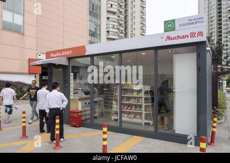 Shanghai, Shanghai, China. 16th June, 2017. Shanghai, CHINA-June 15 2017: (EDITORIAL USE ONLY. CHINA OUT) .The Bingo Box of Auchan, world's first 24 hours open self-service emergency store, opens in Shanghai, June 15th, 2017. Customers can enter the store after scan QR code and buy items at the store by themselves. The door of the store open automatically after customers pay through Wechat or Alipay. Credit: SIPA Asia/ZUMA Wire/Alamy Live News Stock Photo