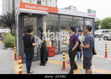 Shanghai, Shanghai, China. 16th June, 2017. Shanghai, CHINA-June 15 2017: (EDITORIAL USE ONLY. CHINA OUT) .The Bingo Box of Auchan, world's first 24 hours open self-service emergency store, opens in Shanghai, June 15th, 2017. Customers can enter the store after scan QR code and buy items at the store by themselves. The door of the store open automatically after customers pay through Wechat or Alipay. Credit: SIPA Asia/ZUMA Wire/Alamy Live News Stock Photo