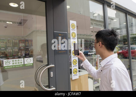 Shanghai, Shanghai, China. 16th June, 2017. Shanghai, CHINA-June 15 2017: (EDITORIAL USE ONLY. CHINA OUT) .The Bingo Box of Auchan, world's first 24 hours open self-service emergency store, opens in Shanghai, June 15th, 2017. Customers can enter the store after scan QR code and buy items at the store by themselves. The door of the store open automatically after customers pay through Wechat or Alipay. Credit: SIPA Asia/ZUMA Wire/Alamy Live News Stock Photo