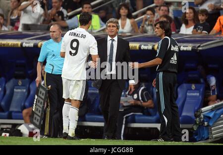 CRISTIAN RONALDO & MANUEL PELLEGRINI REAL MADRID CF REAL MADRID, LA LIGA SANTIAGO BERNABEU, MADRID, SPAIN 29 August 2009 DIZ100515     WARNING! This Photograph May Only Be Used For Newspaper And/Or Magazine Editorial Purposes. May Not Be Used For, Internet/Online Usage Nor For Publications Involving 1 player, 1 Club Or 1 Competition, Without Written Authorisation From Football DataCo Ltd. For Any Queries, Please Contact Football DataCo Ltd on +44 (0) 207 864 9121 Stock Photo