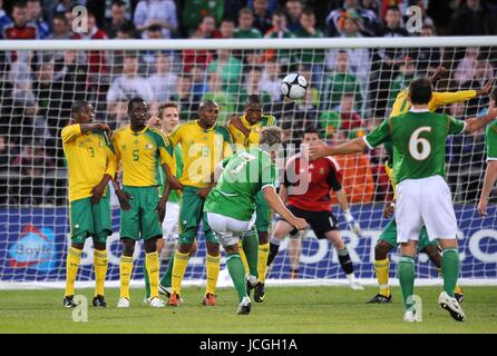 LIAM LAWRENCE SCORES FREE KICK REP OF IRELAND  V SOUTH AFRICA REP OF IRELAND  V SOUTH AFRICA THOMOND PARK, LIMERICK, IRELAND 08 September 2009 DIZ101002     WARNING! This Photograph May Only Be Used For Newspaper And/Or Magazine Editorial Purposes. May Not Be Used For Publications Involving 1 player, 1 Club Or 1 Competition  Without Written Authorisation From Football DataCo Ltd. For Any Queries, Please Contact Football DataCo Ltd on +44 (0) 207 864 9121 Stock Photo