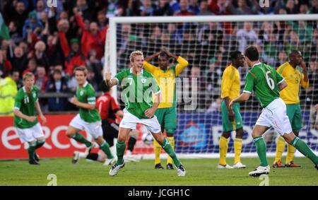 LIAM LAWRENCE SCORES FREE KICK REP OF IRELAND  V SOUTH AFRICA REP OF IRELAND  V SOUTH AFRICA THOMOND PARK, LIMERICK, IRELAND 08 September 2009 DIZ101004     WARNING! This Photograph May Only Be Used For Newspaper And/Or Magazine Editorial Purposes. May Not Be Used For Publications Involving 1 player, 1 Club Or 1 Competition  Without Written Authorisation From Football DataCo Ltd. For Any Queries, Please Contact Football DataCo Ltd on +44 (0) 207 864 9121 Stock Photo