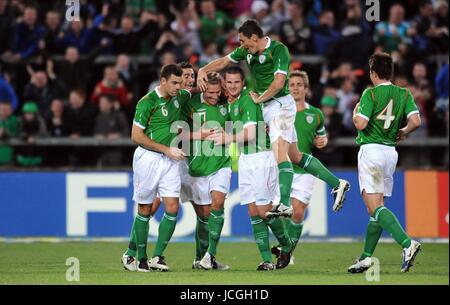 LIAM LAWRENCE SCORES FREE KICK REP OF IRELAND  V SOUTH AFRICA REP OF IRELAND  V SOUTH AFRICA THOMOND PARK, LIMERICK, IRELAND 08 September 2009 DIZ101005     WARNING! This Photograph May Only Be Used For Newspaper And/Or Magazine Editorial Purposes. May Not Be Used For Publications Involving 1 player, 1 Club Or 1 Competition  Without Written Authorisation From Football DataCo Ltd. For Any Queries, Please Contact Football DataCo Ltd on +44 (0) 207 864 9121 Stock Photo