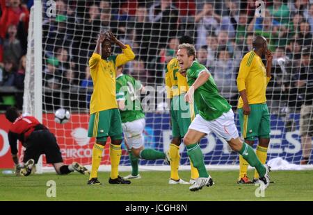 LIAM LAWRENCE SCORES FREE KICK REP OF IRELAND  V SOUTH AFRICA REP OF IRELAND  V SOUTH AFRICA THOMOND PARK, LIMERICK, IRELAND 08 September 2009 DIZ101180     WARNING! This Photograph May Only Be Used For Newspaper And/Or Magazine Editorial Purposes. May Not Be Used For, Internet/Online Usage Nor For Publications Involving 1 player, 1 Club Or 1 Competition, Without Written Authorisation From Football DataCo Ltd. For Any Queries, Please Contact Football DataCo Ltd on +44 (0) 207 864 9121 Stock Photo