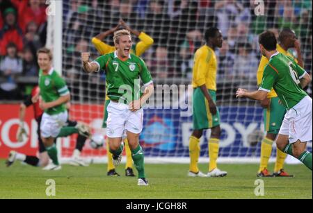 LIAM LAWRENCE SCORES FREE KICK REP OF IRELAND  V SOUTH AFRICA REP OF IRELAND  V SOUTH AFRICA THOMOND PARK, LIMERICK, IRELAND 08 September 2009 DIZ101181     WARNING! This Photograph May Only Be Used For Newspaper And/Or Magazine Editorial Purposes. May Not Be Used For, Internet/Online Usage Nor For Publications Involving 1 player, 1 Club Or 1 Competition, Without Written Authorisation From Football DataCo Ltd. For Any Queries, Please Contact Football DataCo Ltd on +44 (0) 207 864 9121 Stock Photo