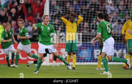 LIAM LAWRENCE SCORES FREE KICK REP OF IRELAND  V SOUTH AFRICA REP OF IRELAND  V SOUTH AFRICA THOMOND PARK, LIMERICK, IRELAND 08 September 2009 DIZ101182     WARNING! This Photograph May Only Be Used For Newspaper And/Or Magazine Editorial Purposes. May Not Be Used For, Internet/Online Usage Nor For Publications Involving 1 player, 1 Club Or 1 Competition, Without Written Authorisation From Football DataCo Ltd. For Any Queries, Please Contact Football DataCo Ltd on +44 (0) 207 864 9121 Stock Photo