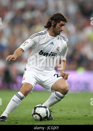 ESTEBAN GRANERO REAL MADRID CF REAL MADRID, LA LIGA SANTIAGO BERNABEU, MADRID, SPAIN 29 August 2009 DIZ102260     WARNING! This Photograph May Only Be Used For Newspaper And/Or Magazine Editorial Purposes. May Not Be Used For, Internet/Online Usage Nor For Publications Involving 1 player, 1 Club Or 1 Competition, Without Written Authorisation From Football DataCo Ltd. For Any Queries, Please Contact Football DataCo Ltd on +44 (0) 207 864 9121 Stock Photo