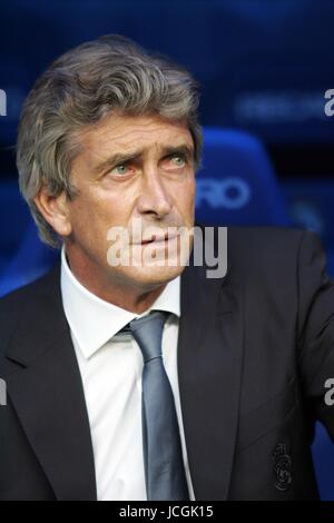 MANUEL PELLEGRINI REAL MADRID CF COACH REAL MADRID, LA LIGA SANTIAGO BERNABEU, MADRID, SPAIN 29 August 2009 DIZ102313     WARNING! This Photograph May Only Be Used For Newspaper And/Or Magazine Editorial Purposes. May Not Be Used For, Internet/Online Usage Nor For Publications Involving 1 player, 1 Club Or 1 Competition, Without Written Authorisation From Football DataCo Ltd. For Any Queries, Please Contact Football DataCo Ltd on +44 (0) 207 864 9121 Stock Photo