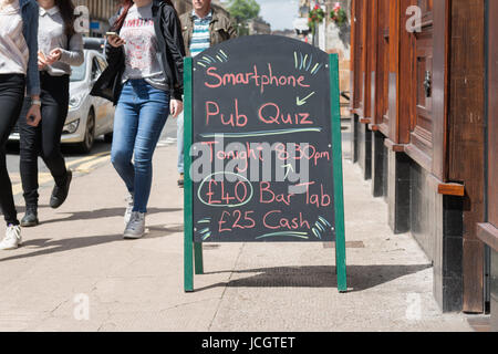 Smartphone Pub quiz advertising board, Finnieston, Glasgow, scotland, UK Stock Photo