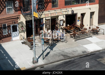Two men at a table outside The Half King, one of New York's writers bar Stock Photo