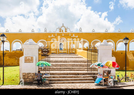 Entrance to the Franciscan Monastery of St Anthony and stalls selling souvenirs in Izamal, the Yellow City, a small city near Merida, Yucatan, Mexico Stock Photo