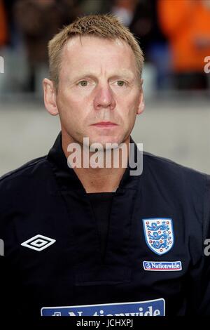 STUART PEARCE ENGLAND COACHING STAFF HOLLAND V ENGLAND, INTERNATIONAL FRIENDLY AMSTERDAM ARENA, AMSTERDAM, HOLLAND 12 August 2009 GAB4922     WARNING! This Photograph May Only Be Used For Newspaper And/Or Magazine Editorial Purposes. May Not Be Used For, Internet/Online Usage Nor For Publications Involving 1 player, 1 Club Or 1 Competition, Without Written Authorisation From Football DataCo Ltd. For Any Queries, Please Contact Football DataCo Ltd on +44 (0) 207 864 9121 Stock Photo