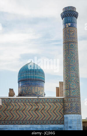 Minaret with blue tiles at Bibi Khanum mosque, Samarkand, Uzbekistan Stock Photo