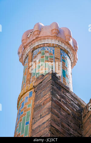 Colorful mosaic on the minaret of Hazrat Khizr mosque, Samarkand, Uzbekistan Stock Photo