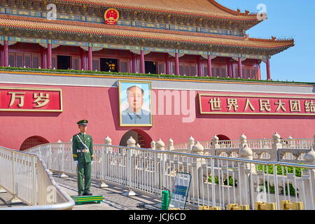 Soldier standing on guard in front of Gate of Heavenly Peace, Tiananmen Square, Beijing, China Stock Photo